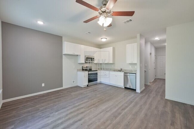 Building Photo - $1500! Stylish 2BR Townhome with 15 Minutes from Downtown Fort Worth Stockyards! Free application...