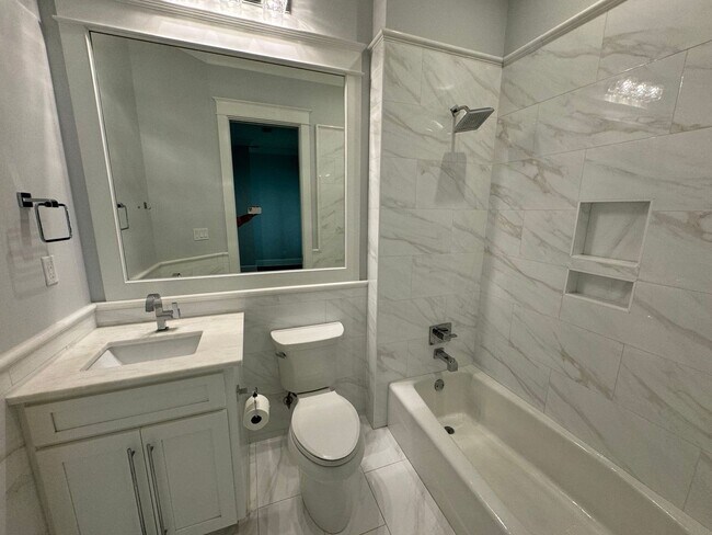 Building Photo - Grand Point East - 4 Bedroom, 3 Bathroom w...