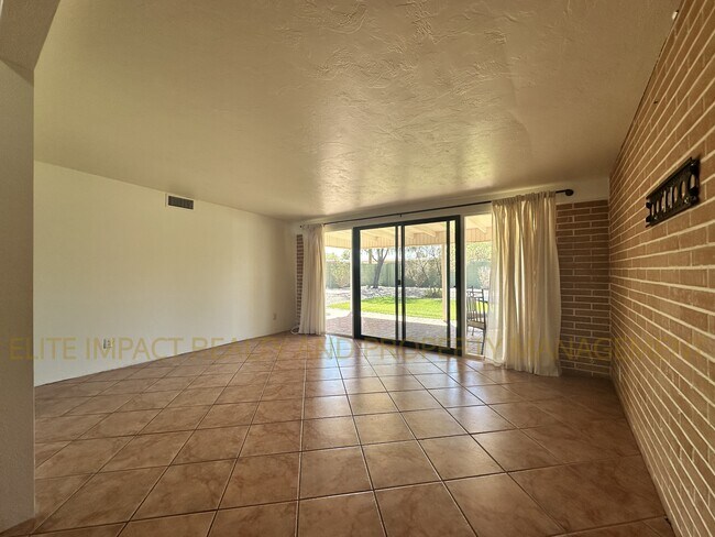 Building Photo - 6624 E Nelson Dr