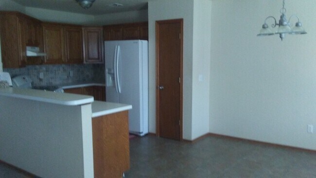 Building Photo - Super nice 3 bed, 2 bath, 2 car garage hom...