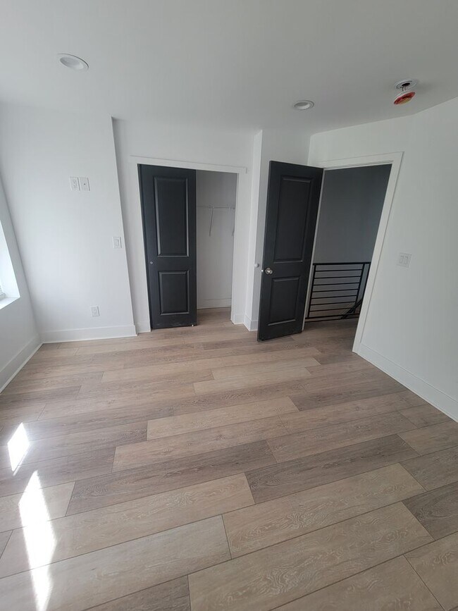 Building Photo - Fully beautiful rehab 4 bed 2.5 bath secti...