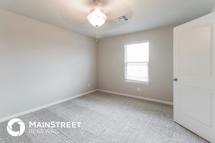Building Photo - 505 St James Pl