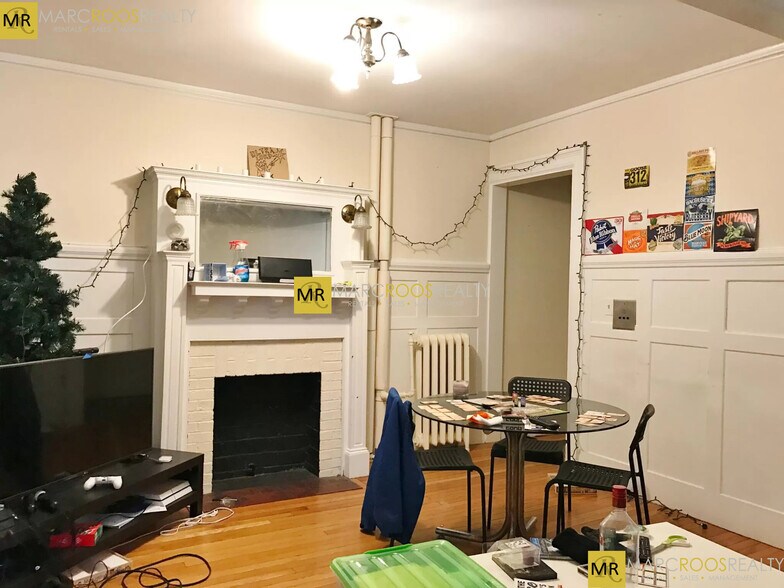 Building Photo - 448 Park Dr