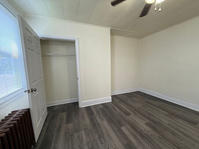 Building Photo - Updated 3 BR 2 Full Bath house w/ Yard!