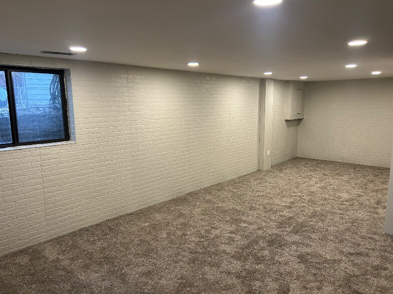 Building Photo - 1809 W 37th St