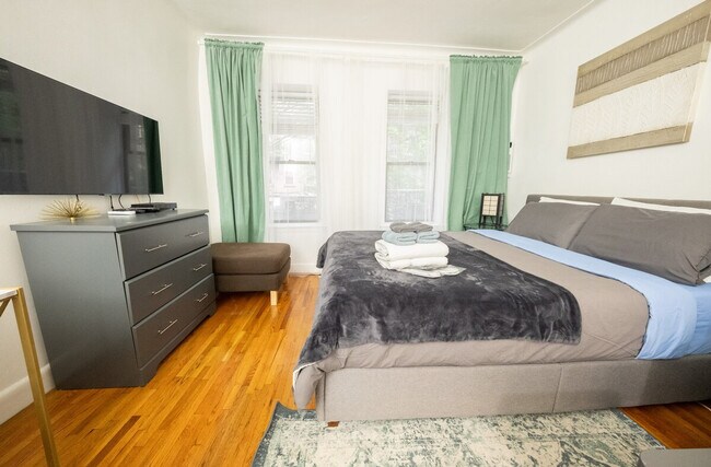 Building Photo - 330 E 74th St