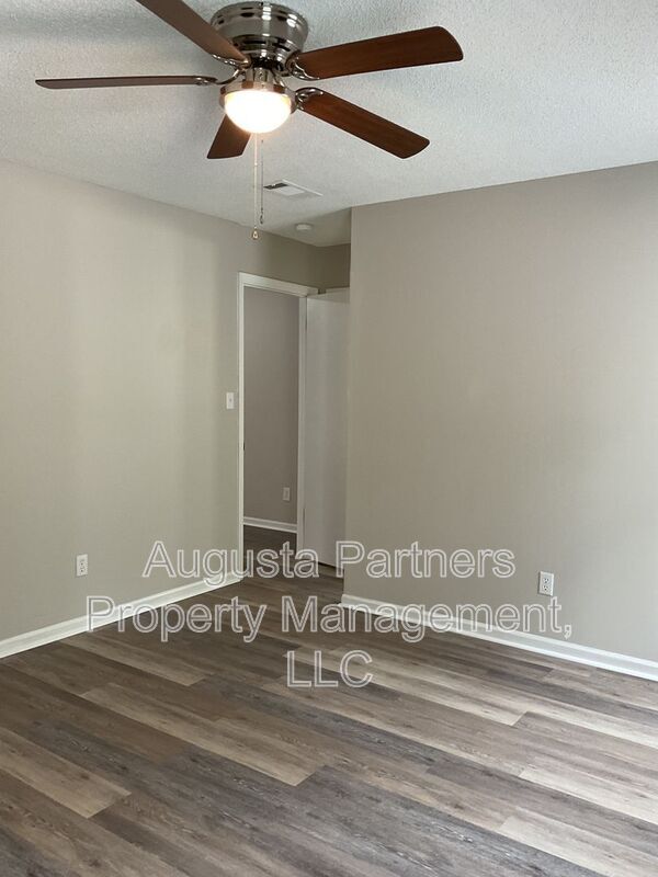 Building Photo - 1546 Hamilton Dr