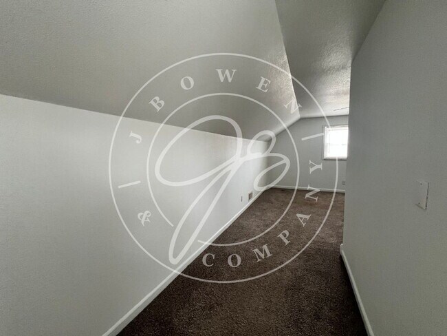 Building Photo - West Toledo 3-Bedroom Gem on Kingsbury Avenue - Cozy Comfort in Toledo!" Available December 10