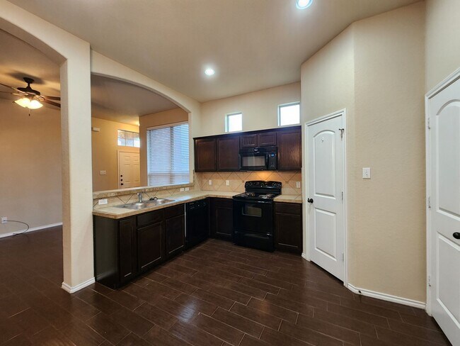 Building Photo - 3/2.5/2 Duplex / Minutes from Downtown NB & Creekside Shopping & Restaurants / Fenced in Yard /CISD