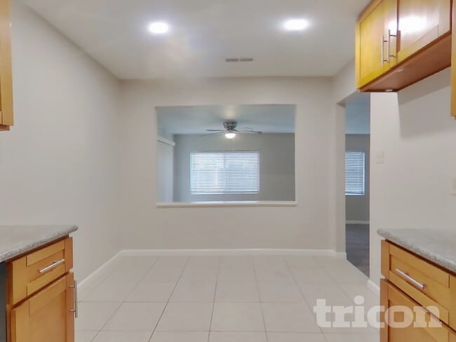 Building Photo - 2749 El Rey St