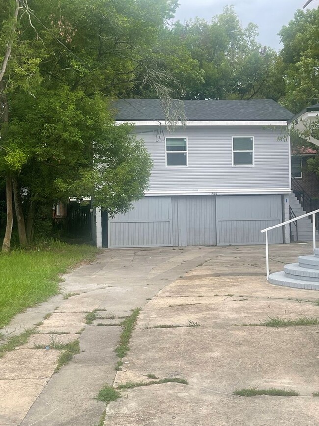 Building Photo - Duplex with Garage Apartment