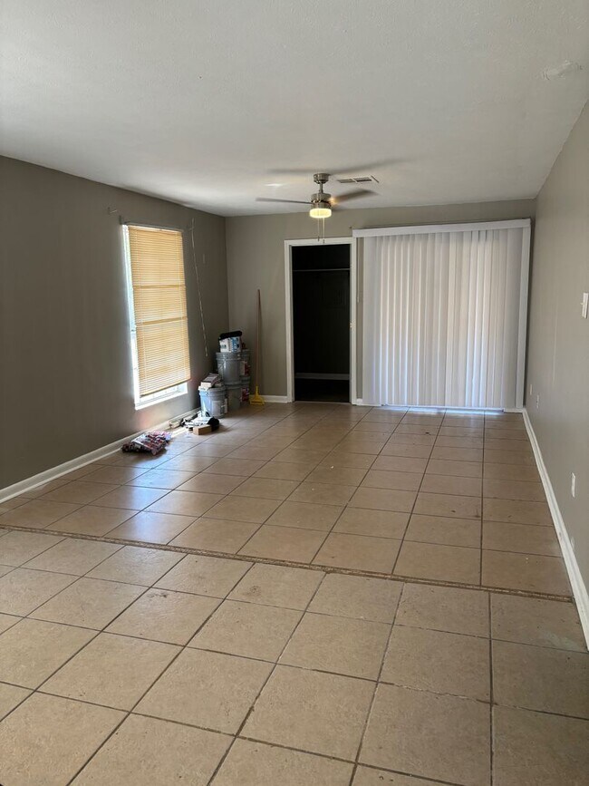 Building Photo - 2 Bedroom 2 Bath Multi Family Home