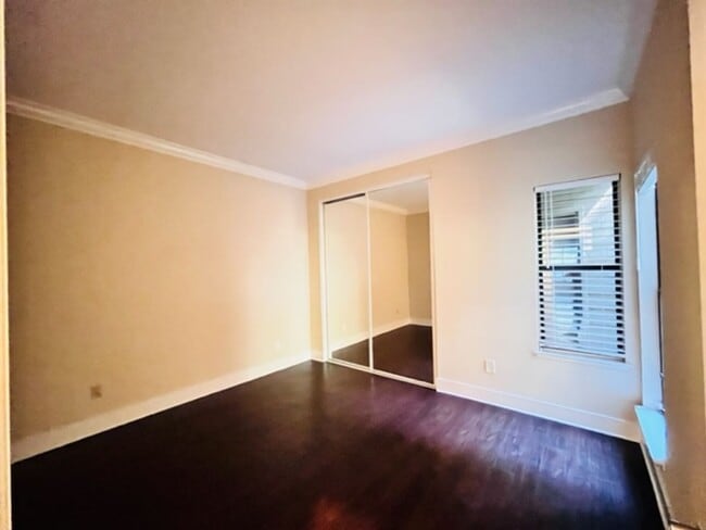 Building Photo - Beautiful, Lower-Level 2BD/2BA, Corner Con...