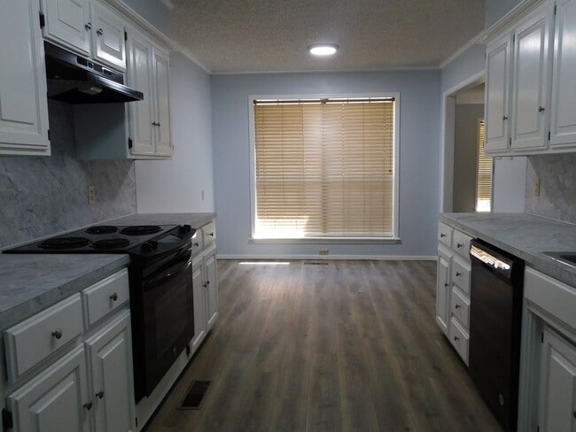 Building Photo - 2 Bed 2 Bath Duplex Newly Renovated
