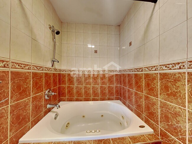 Building Photo - 586 Hollerman Ln