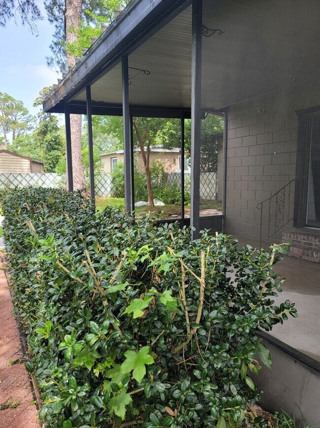 Building Photo - Renovated 3/2 in Cedar HIlls