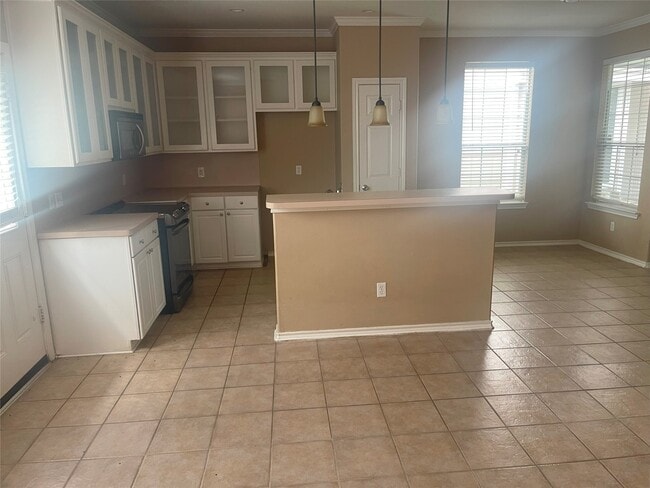 Building Photo - 5815 Vinemont Ln