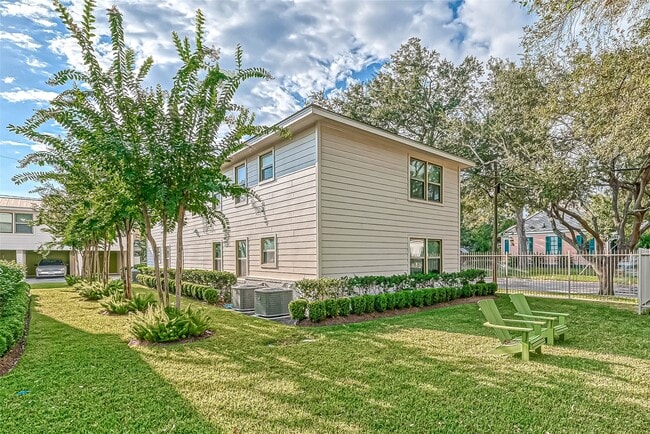 Building Photo - 218 E 14th St