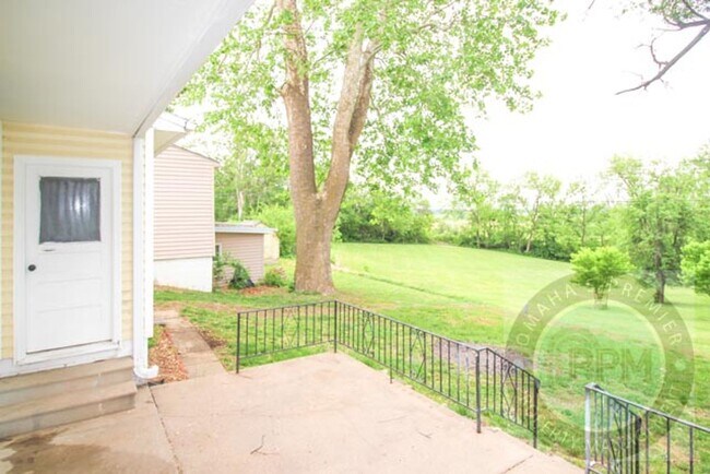 Building Photo - Spacious 3 Bedroom / 1 Bathroom Home in Be...
