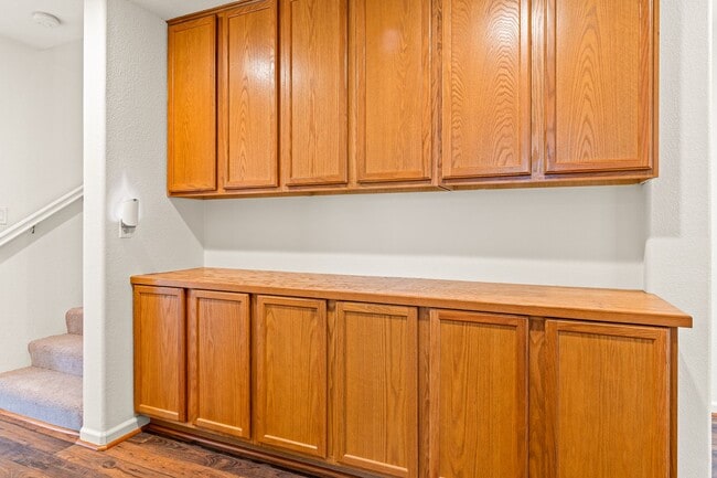 Building Photo - Modern 4 Bed Home with Office, AC, Garage,...
