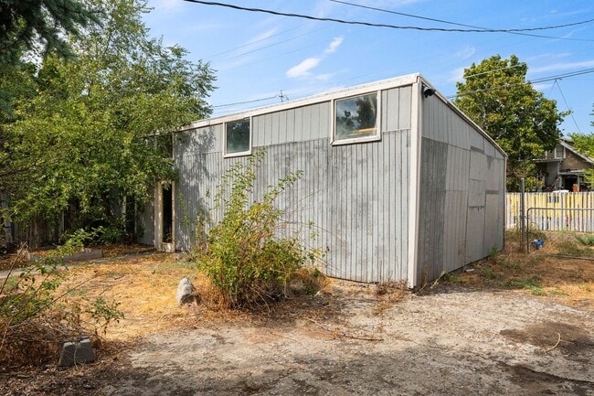 Building Photo - Centrally Located Home With Unbelievable C...