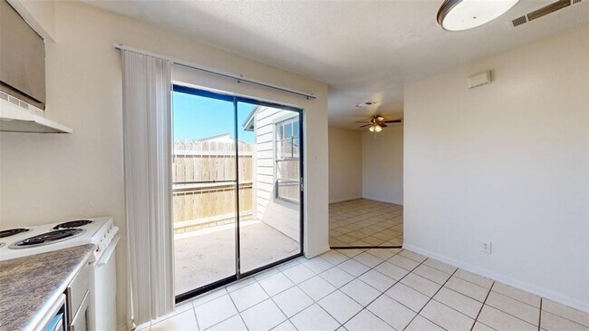 Building Photo - 725 Peppertree Dr