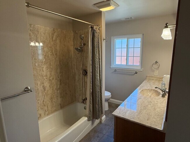 Building Photo - Massive 4-Bedroom home in Quiet Green Vall...