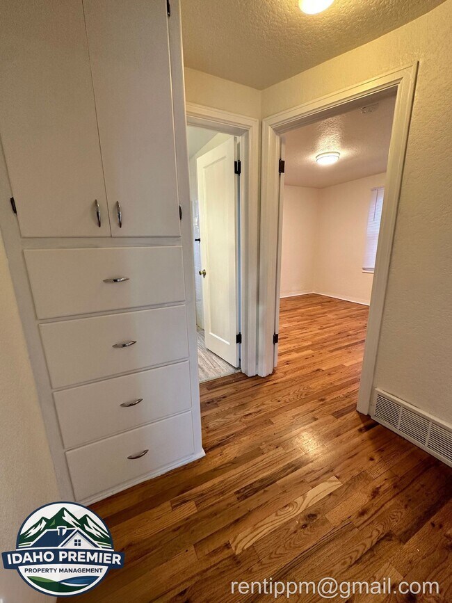 Building Photo - 709 N Stanley St