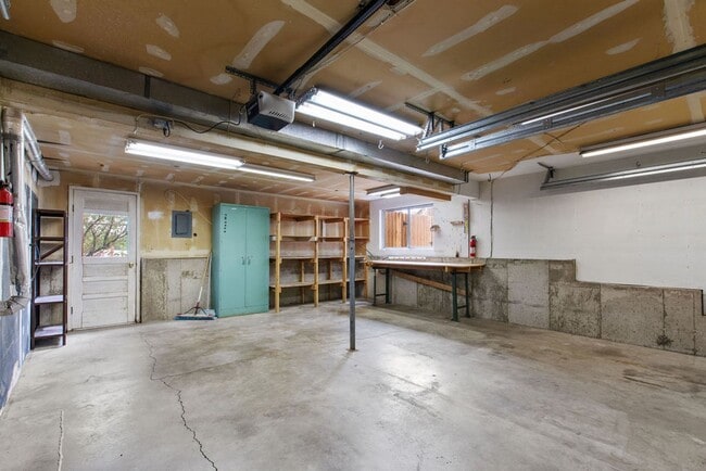 Building Photo - 5 Bedroom home with finished basement