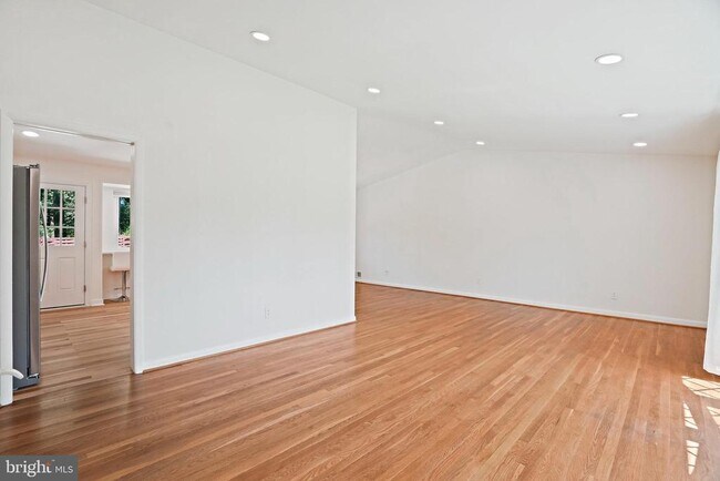Building Photo - 6607 Lone Oak Dr