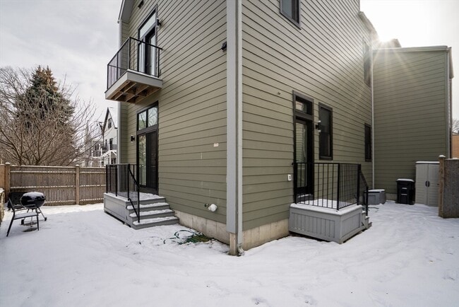 Building Photo - 27 Woodbine St
