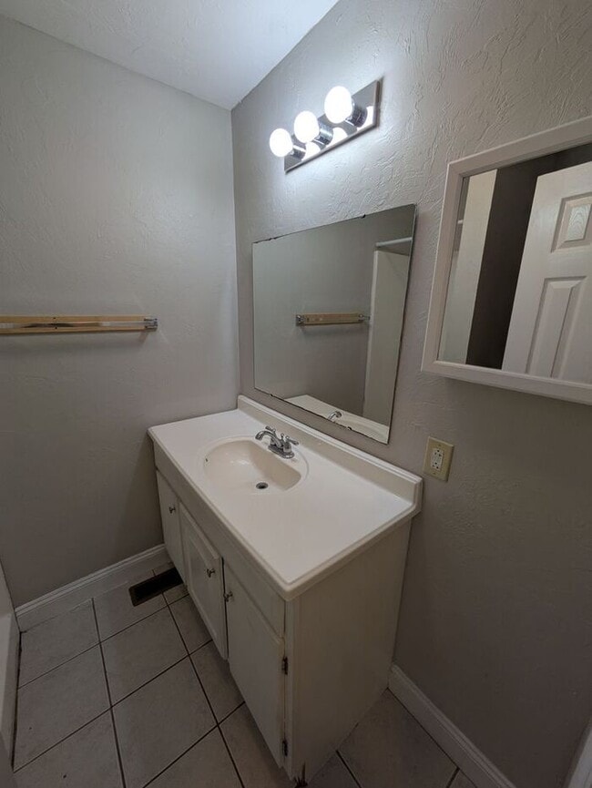 Building Photo - 3BD/2BA Home in Hickory