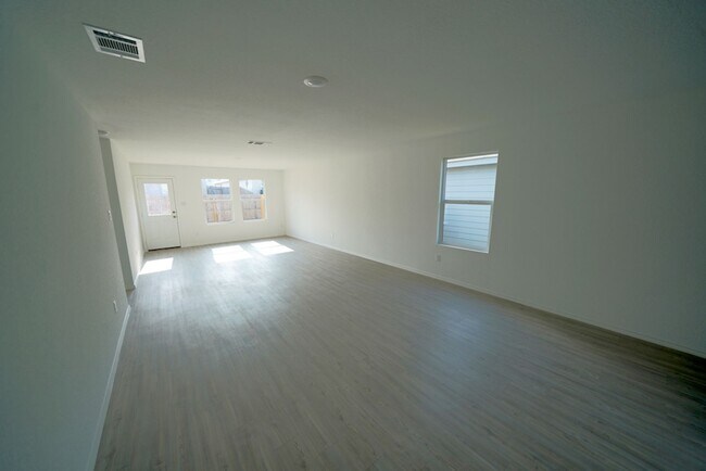 Building Photo - Gorgeous like-new home Available for Rent in Converse! Realtor Commission: $500