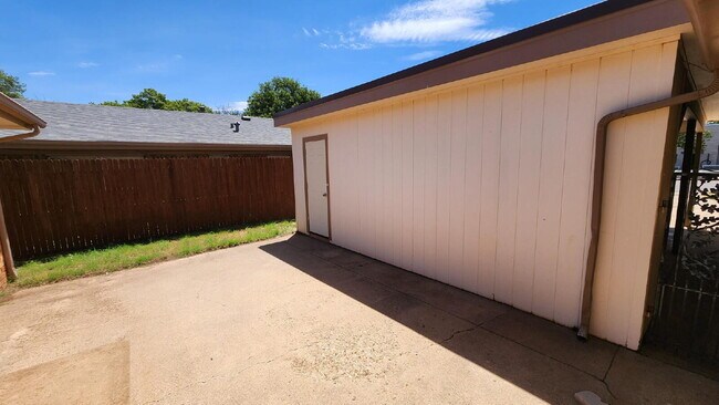 Building Photo - Half off first full month's rent/Southwest...