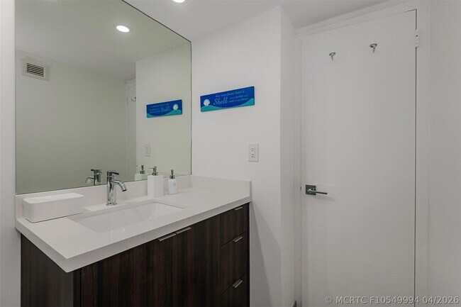 Building Photo - 3140 S Ocean Dr