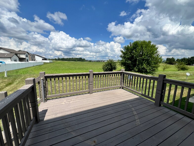 Building Photo - 820 Harbor Woods Dr