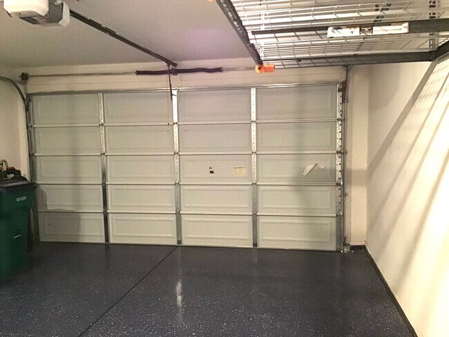 Building Photo - Clean, 3 Bdrm + Den, 2 Bath, 1842 sq/ft in NW area