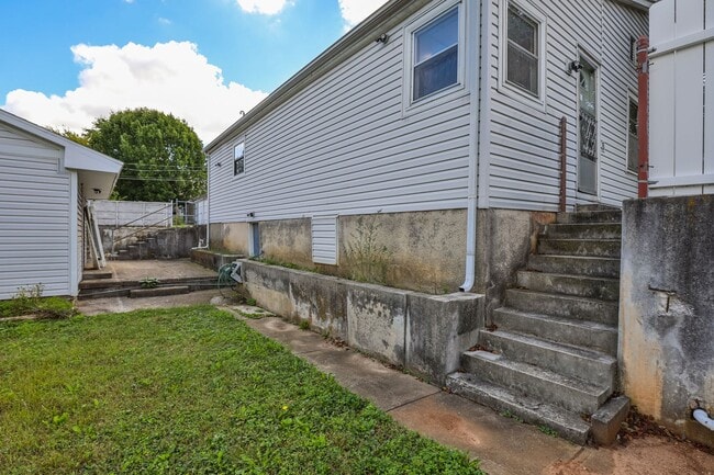 Building Photo - Adorable 4 bedroom | 2 bathroom | 2 car ga...