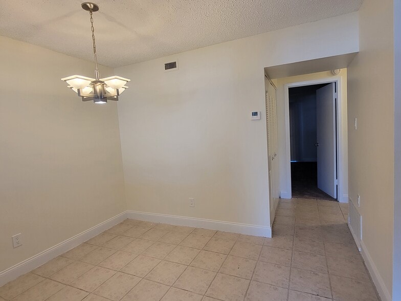 Building Photo - 2047 Jason Dr