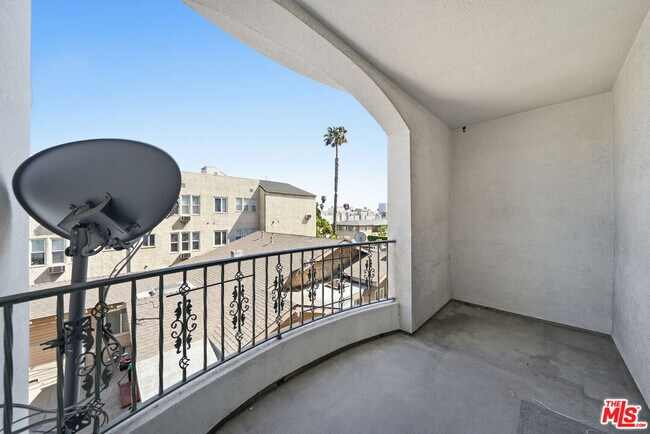 Building Photo - 4733 Elmwood Ave