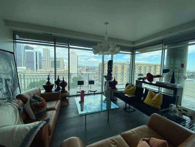 Building Photo - Large 2 bedroom 2 1/2 bath condo at One Li...