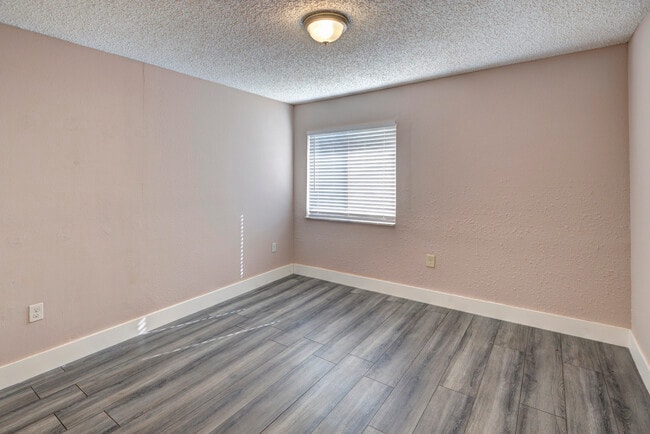 Building Photo - 858 Crystal Lake Dr