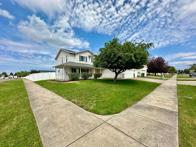 Building Photo - Newly Renovated Expansive Multi story 4 be...
