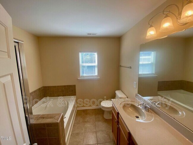 Building Photo - 804 Roni Ct