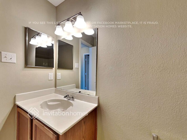 Building Photo - 805 Honey Hollow Dr