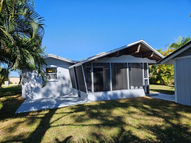 Building Photo - Annual Unfurnished 3 Bedroom 2 Bathroom Si...