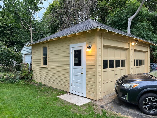 Building Photo - 256 Buckingham Ave