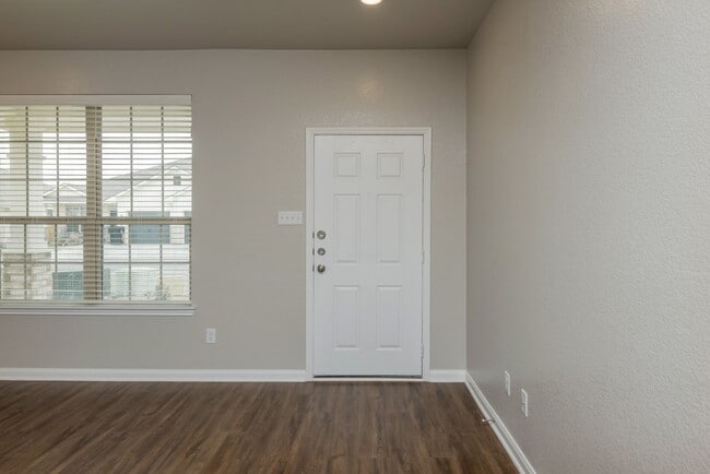 Building Photo - Beautifully designed and thoughtfully maintained duplex