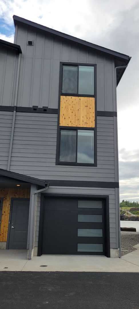 Building Photo - Luxury Rental With A River View