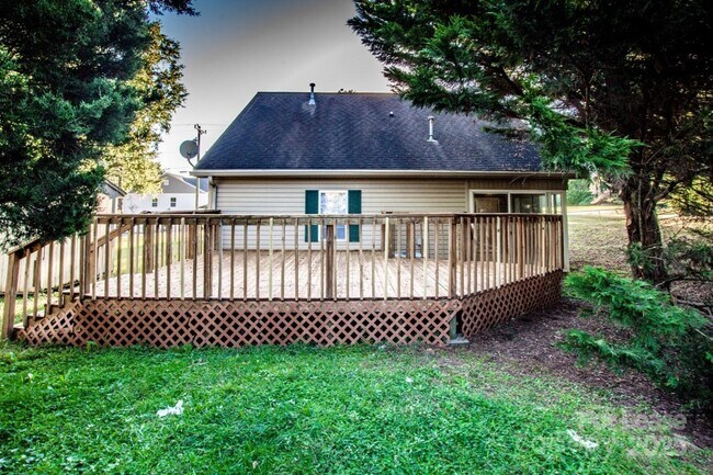 Building Photo - 408 Lytton St